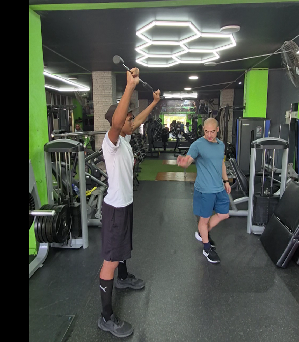 Coach Gam evaluando el movimiento de un atleta