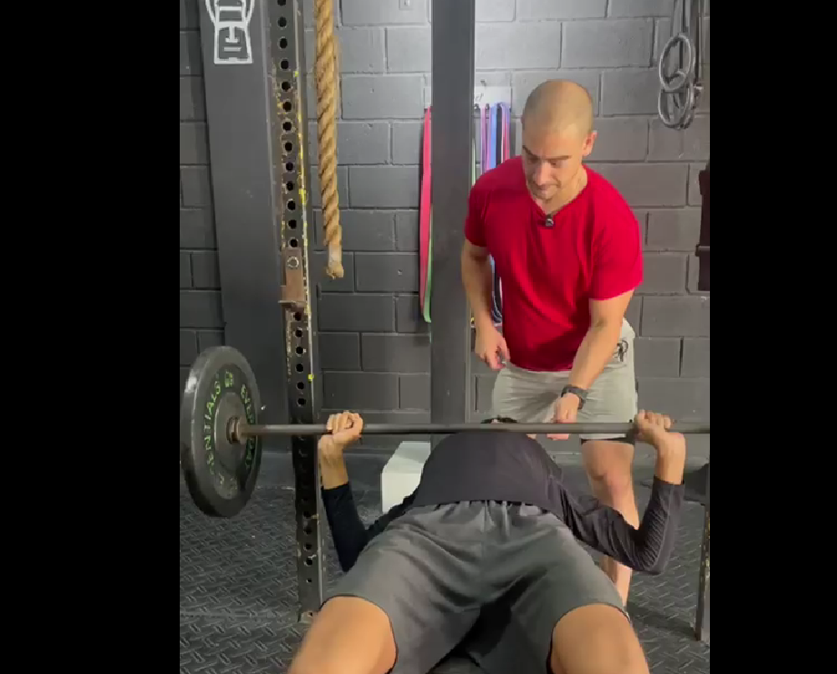 Coach Gam guiando un ejercicio de fuerza
