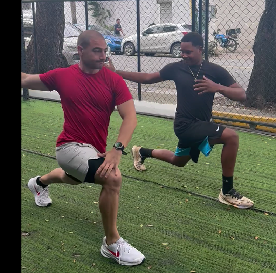 Coach Gam demostrando movilidad con un atleta